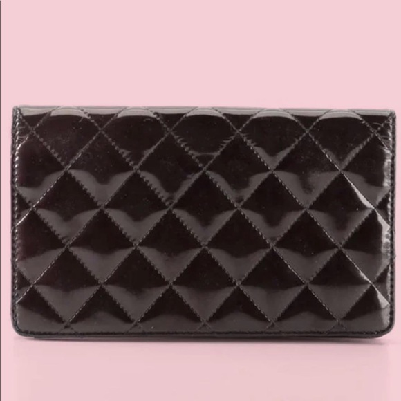 Chanel CC Yen Wallet in Quilted Patent Leather - Picture 2 of 12